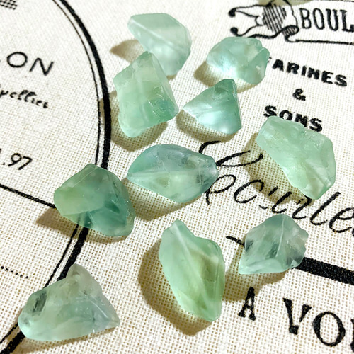 4個】シーグラスみたいなミントグリーンの穴あき天然石フローライト(中