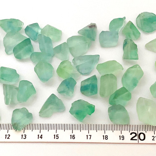 4個】シーグラスみたいなミントグリーンの穴あき天然石フローライト(中