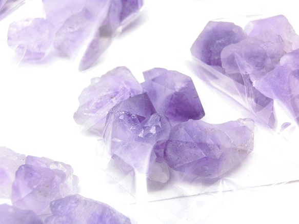 【4個】琥珀糖みたいな藤紫色の穴あき天然石アメジスト(中大) ラフロック パープル 紫水晶 ラベンダー 原石 M-S33 2枚目の画像
