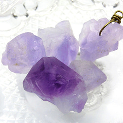 【4個】琥珀糖みたいな藤紫色の穴あき天然石アメジスト(中大) ラフロック パープル 紫水晶 ラベンダー 原石 M-S33 4枚目の画像