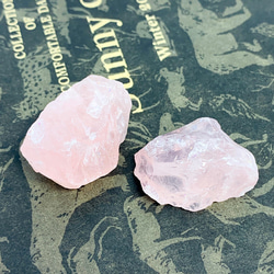 大粒【4個】琥珀糖みたいな桜色の穴あき天然石ローズクォーツ ラフロック ピンク 紅水晶 原石 10月の誕生石 M-S33 2枚目の画像