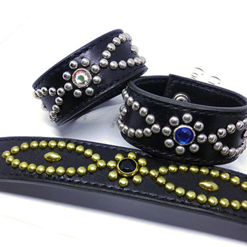 別店舗にて販売【ブルー】スタッズ レザー ブレスレット 本革 ブラック