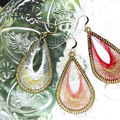 ホワイト】14kgf 繊細な糸で編んだ放射状ティアドロップピアス ティア