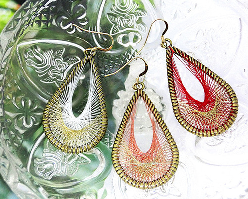 ホワイト】14kgf 繊細な糸で編んだ放射状ティアドロップピアス ティア