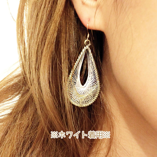 ホワイト】14kgf 繊細な糸で編んだ放射状ティアドロップピアス ティア