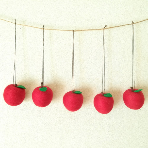 【受注制作】真っ赤な "りんご" のオーナメント　５個セット☆羊毛フェルト 6枚目の画像