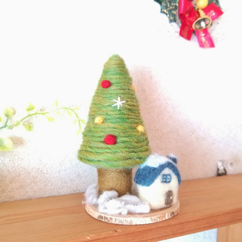 ☆rara トイプードル クリスマス ツリー 羊毛フェルト 置物 羊毛フェルトのクリスマスツリーおサル（手のひらサイズ） | アーサー