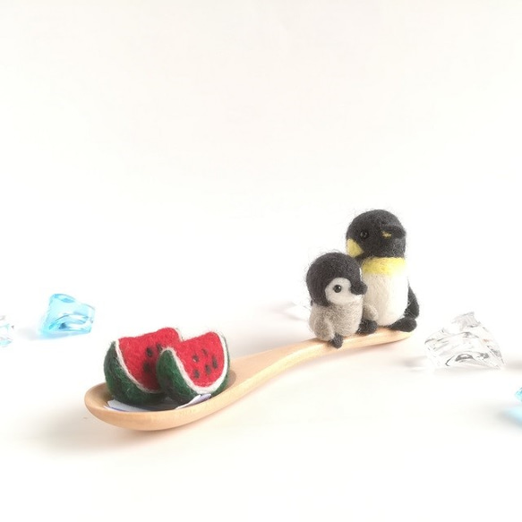 【受注制作】ペンギン親子＆スイカ（スプーンシリーズ＊大)☆羊毛フェルト 3枚目の画像