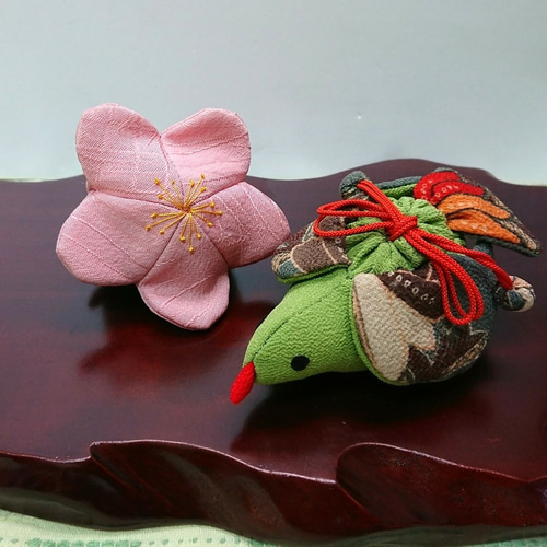 梅とウグイス 江戸古布 本絹ちりめん細工 ぬいぐるみ 夢さき 通販