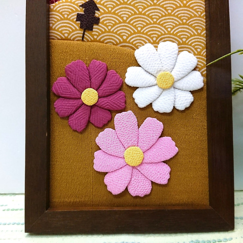 秋の里 茅葺き家と秋桜 秋のちりめん押し絵 タペストリー