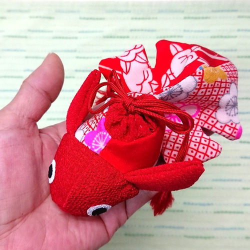 赤い金魚 黒い出目金 夏のちりめん細工 ぬいぐるみ 夢さき 通販