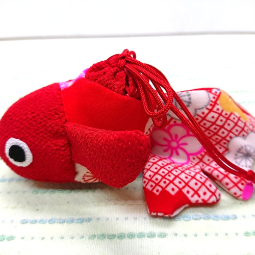 赤い金魚 黒い出目金 夏のちりめん細工 ぬいぐるみ 夢さき 通販