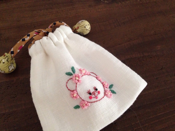 くまちゃんとお花刺繍の白リネンミニ巾着(ポーチ) 3枚目の画像