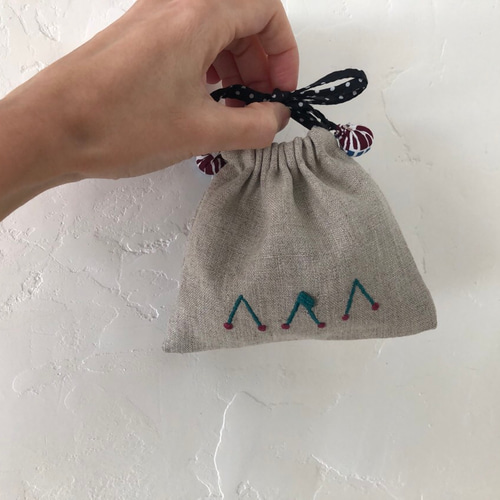 さくらんぼ刺繍のリネン巾着 巾着袋 Neves.Nana 通販 5234732｜Creema