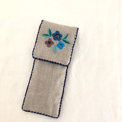 青いお花とくまの刺繍ペンケース 2枚目の画像