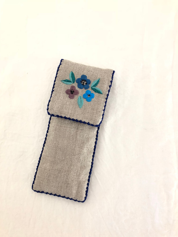 青いお花とくまの刺繍ペンケース 2枚目の画像