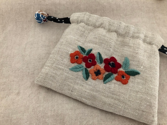 お花と蝶々の刺繍巾着 4枚目の画像