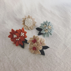 お花刺繍の片耳ピアス 1枚目の画像