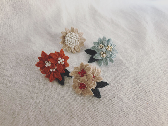 お花刺繍の片耳ピアス 1枚目の画像