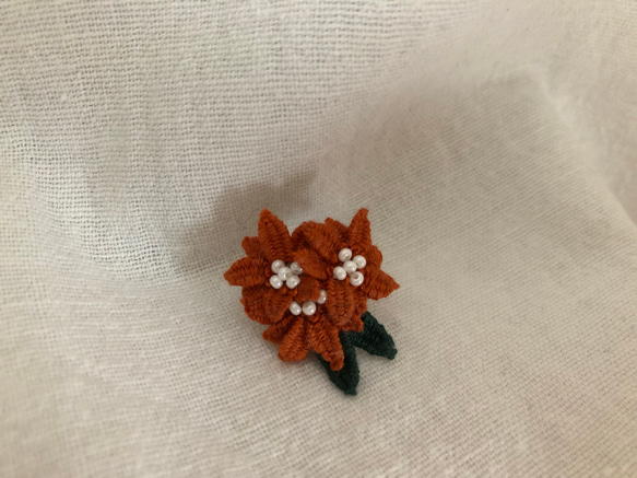 お花刺繍の片耳ピアス 2枚目の画像