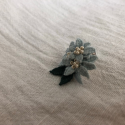 お花刺繍の片耳ピアス 2枚目の画像