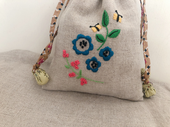 リネンの刺繍巾着 3枚目の画像