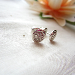 Silver Studs Pierce "Daisy" 第1張的照片