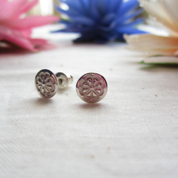 Silver Studs Pierce "Daisy" 第2張的照片