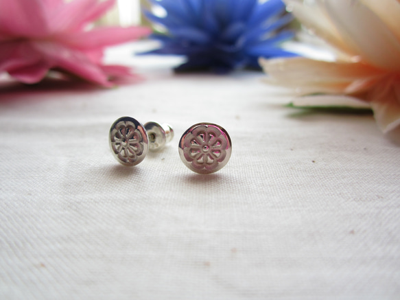 Silver Studs Pierce "Daisy" 第2張的照片