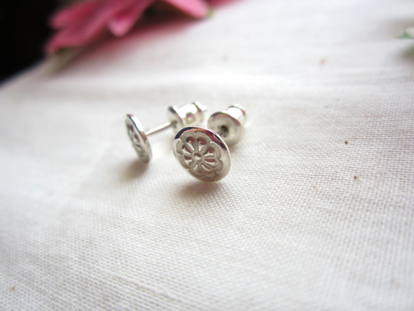 Silver Studs Pierce "Daisy" 第3張的照片