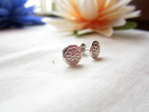 Silver Studs Pierce "Daisy" 第4張的照片