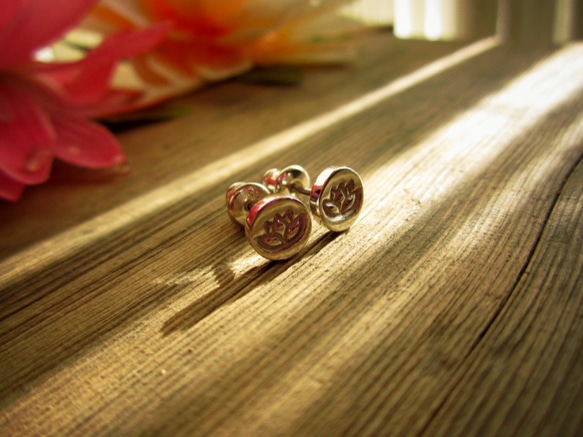 Silver Studs Pierce ~ Lotus ~ 第2張的照片