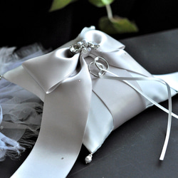 【再販】人気♡ノーブルなリボン♡ビジュー付　オートクチュール刺繡リングピロー 3枚目の画像