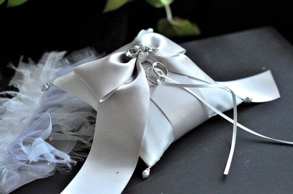 【再販】人気♡ノーブルなリボン♡ビジュー付　オートクチュール刺繡リングピロー 3枚目の画像