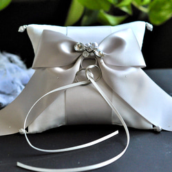 【再販】人気♡ノーブルなリボン♡ビジュー付　オートクチュール刺繡リングピロー 2枚目の画像