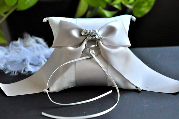 【再販】人気♡ノーブルなリボン♡ビジュー付　オートクチュール刺繡リングピロー 2枚目の画像