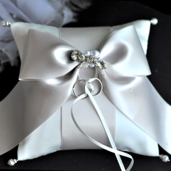 【再販】人気♡ノーブルなリボン♡ビジュー付　オートクチュール刺繡リングピロー 4枚目の画像