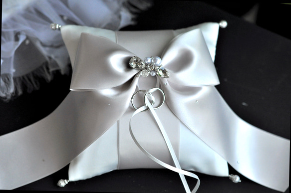 【再販】人気♡ノーブルなリボン♡ビジュー付　オートクチュール刺繡リングピロー 4枚目の画像