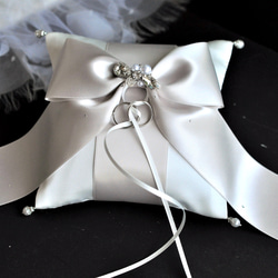 【再販】人気♡ノーブルなリボン♡ビジュー付　オートクチュール刺繡リングピロー 5枚目の画像