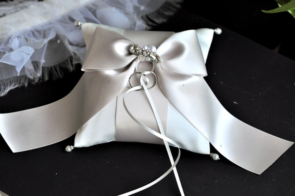 【再販】人気♡ノーブルなリボン♡ビジュー付　オートクチュール刺繡リングピロー 5枚目の画像