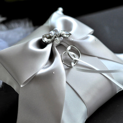 【再販】人気♡ノーブルなリボン♡ビジュー付　オートクチュール刺繡リングピロー 6枚目の画像