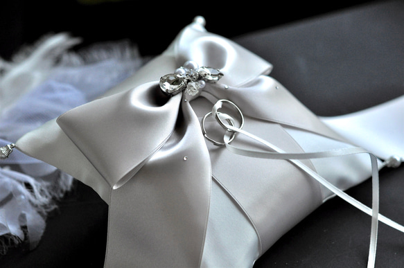 【再販】人気♡ノーブルなリボン♡ビジュー付　オートクチュール刺繡リングピロー 6枚目の画像