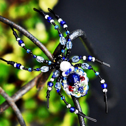 【ラッピング無料】蜘蛛　ブルー　手刺繡ブローチ 1枚目の画像