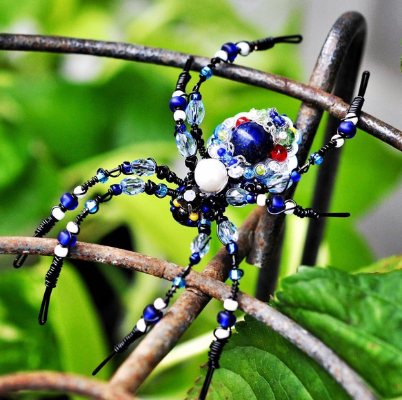 【ラッピング無料】蜘蛛　ブルー　手刺繡ブローチ 8枚目の画像