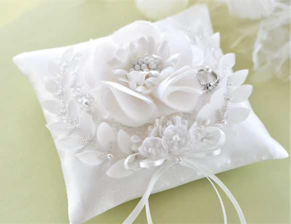 【ゼグシィ掲載】月桂樹　シルクの大輪の白い花　オートクチュール刺繡リングピロー 8枚目の画像