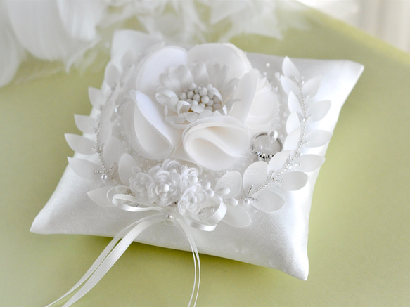 【ゼグシィ掲載】月桂樹　シルクの大輪の白い花　オートクチュール刺繡リングピロー 9枚目の画像