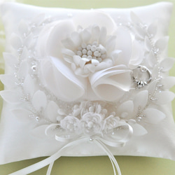 【ゼグシィ掲載】月桂樹　シルクの大輪の白い花　オートクチュール刺繡リングピロー 10枚目の画像
