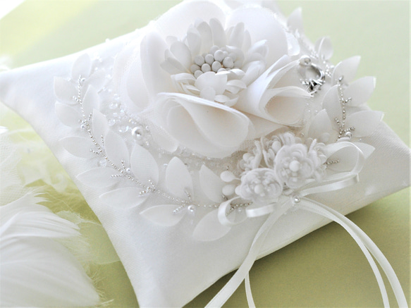 【ゼグシィ掲載】月桂樹　シルクの大輪の白い花　オートクチュール刺繡リングピロー 13枚目の画像