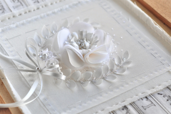 【ゼグシィ掲載】月桂樹　シルクの大輪の白い花　オートクチュール刺繡リングピロー 15枚目の画像