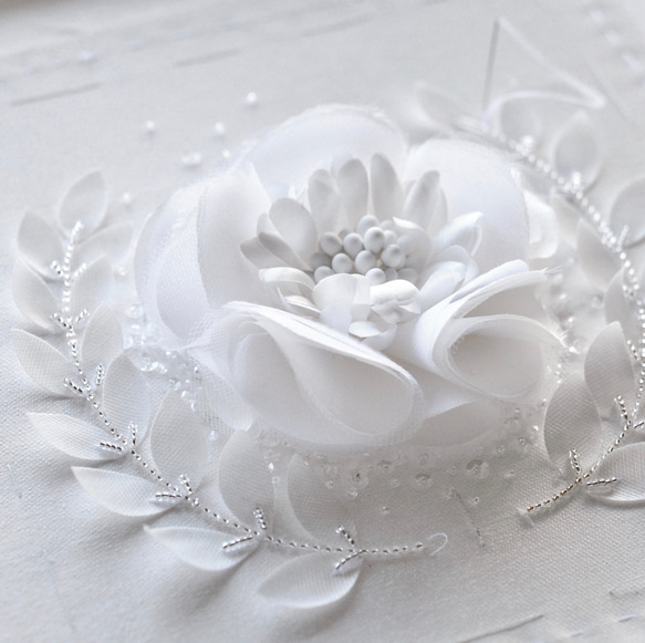 【ゼグシィ掲載】月桂樹　シルクの大輪の白い花　オートクチュール刺繡リングピロー 16枚目の画像